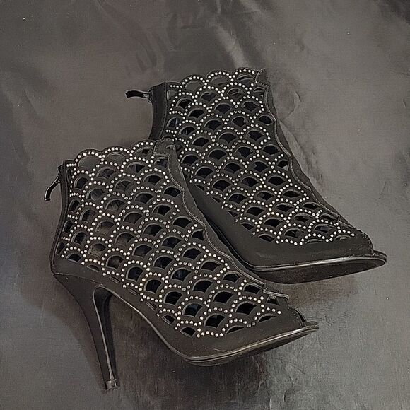 BRAND NEW FOREVER STUDDED CUT OUT DETAILS GLADIATOR SANDAL - Picture 10 of 16